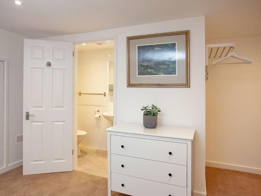1 Perfectly Located Stylish, Comfortable Apartment Sidmouth Exterior photo