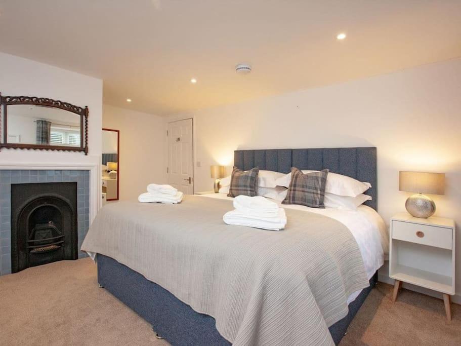1 Perfectly Located Stylish, Comfortable Apartment Sidmouth Exterior photo